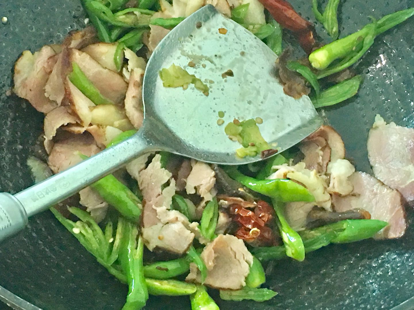 烟熏肉怎么炒好吃？请教了一个朋友，回家一试味道果然不错