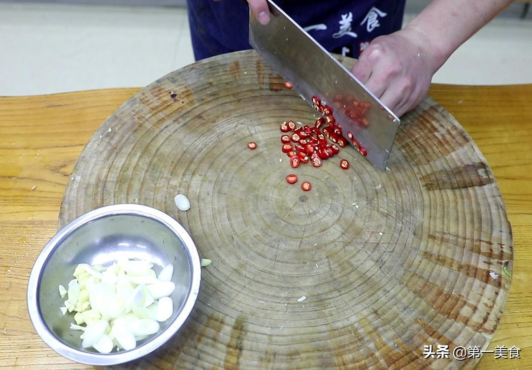 茄子怎么做好吃又下饭(茄子的5种素烧做法，一点肉都不放，却比大鱼大肉都香，特别下饭)