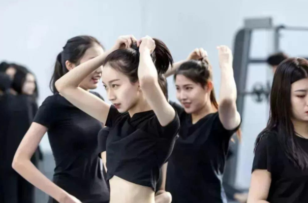 当代大学生在校现状，男同学扎堆在寝室打游戏，也不联系女生