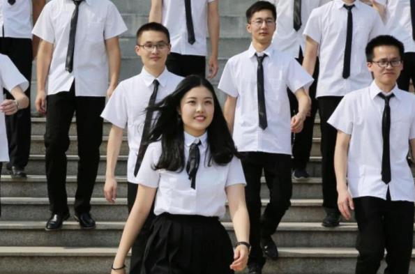 国内一所“中华”开头的大学，男女比例失衡，男生想逃课门也没有