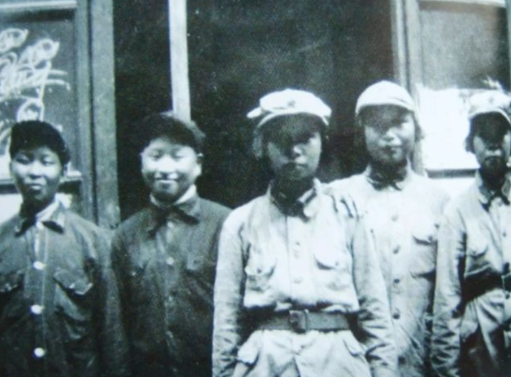王新兰偶遇毛主席，送她去找肖华，江青：我看看这漂亮的女红军