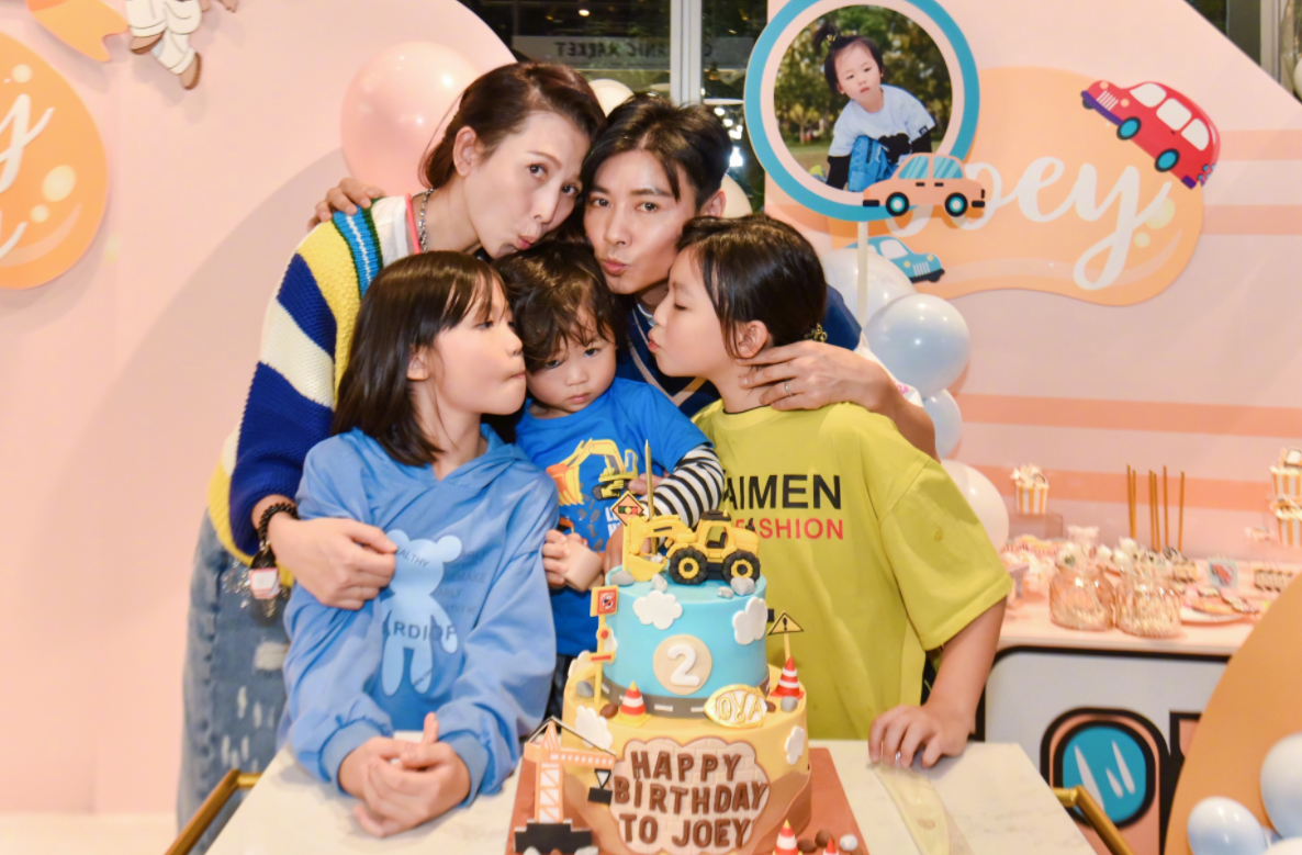 张晋晒照庆祝儿子2岁生日，儿子一头卷发超可爱，俩女儿漂亮乖巧