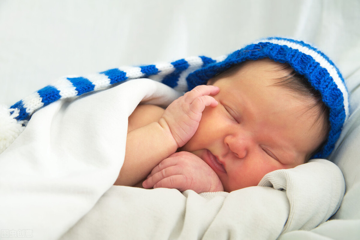 刚出生的婴儿黄疸高有什么影响（出现新生儿黄疸该怎么办）-幼儿百科-魔术铺