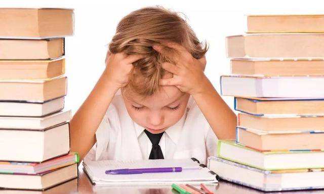 易烊千玺偏科严重，数学100分，网友看到英语成绩：体育老师教的