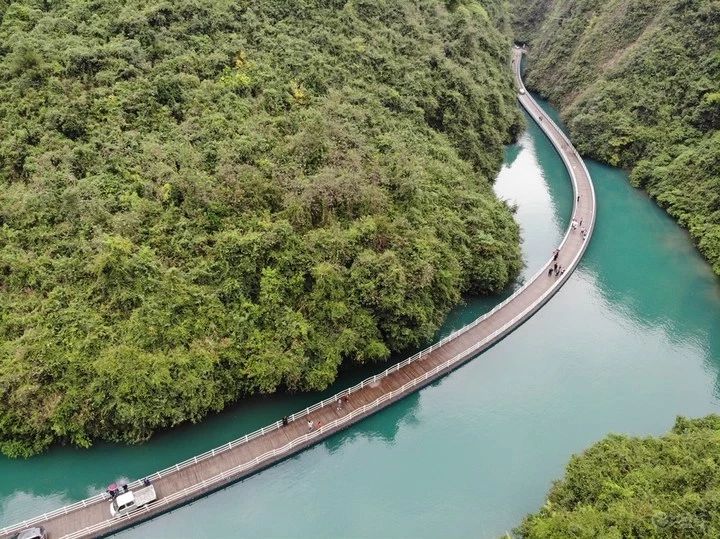 行走过环海公路、沙漠公路，你走过水上漂浮的公路吗？