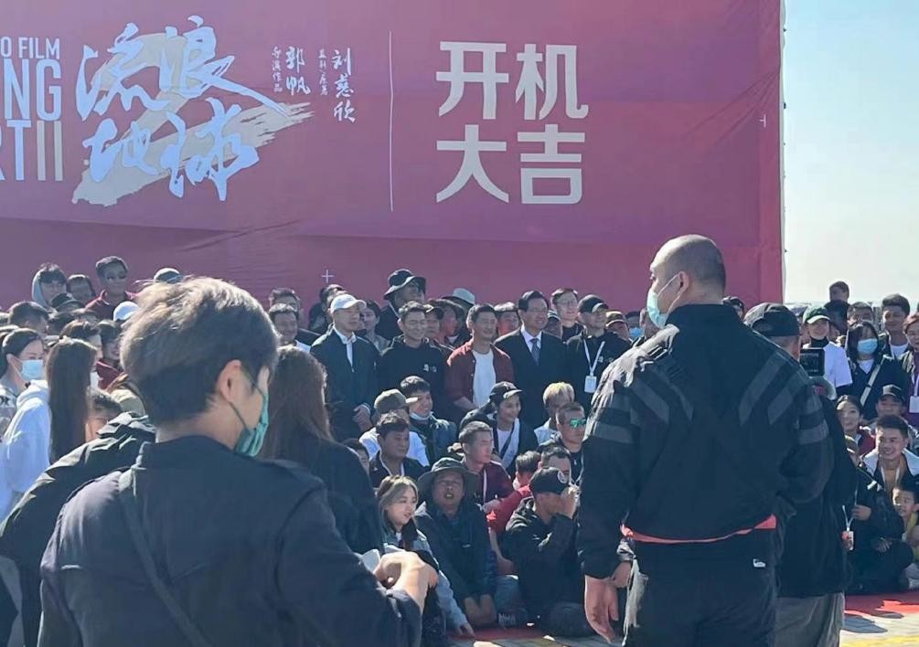 吴京新电影开机照曝光，刘德华站C位，张丰毅个子突出太抢镜