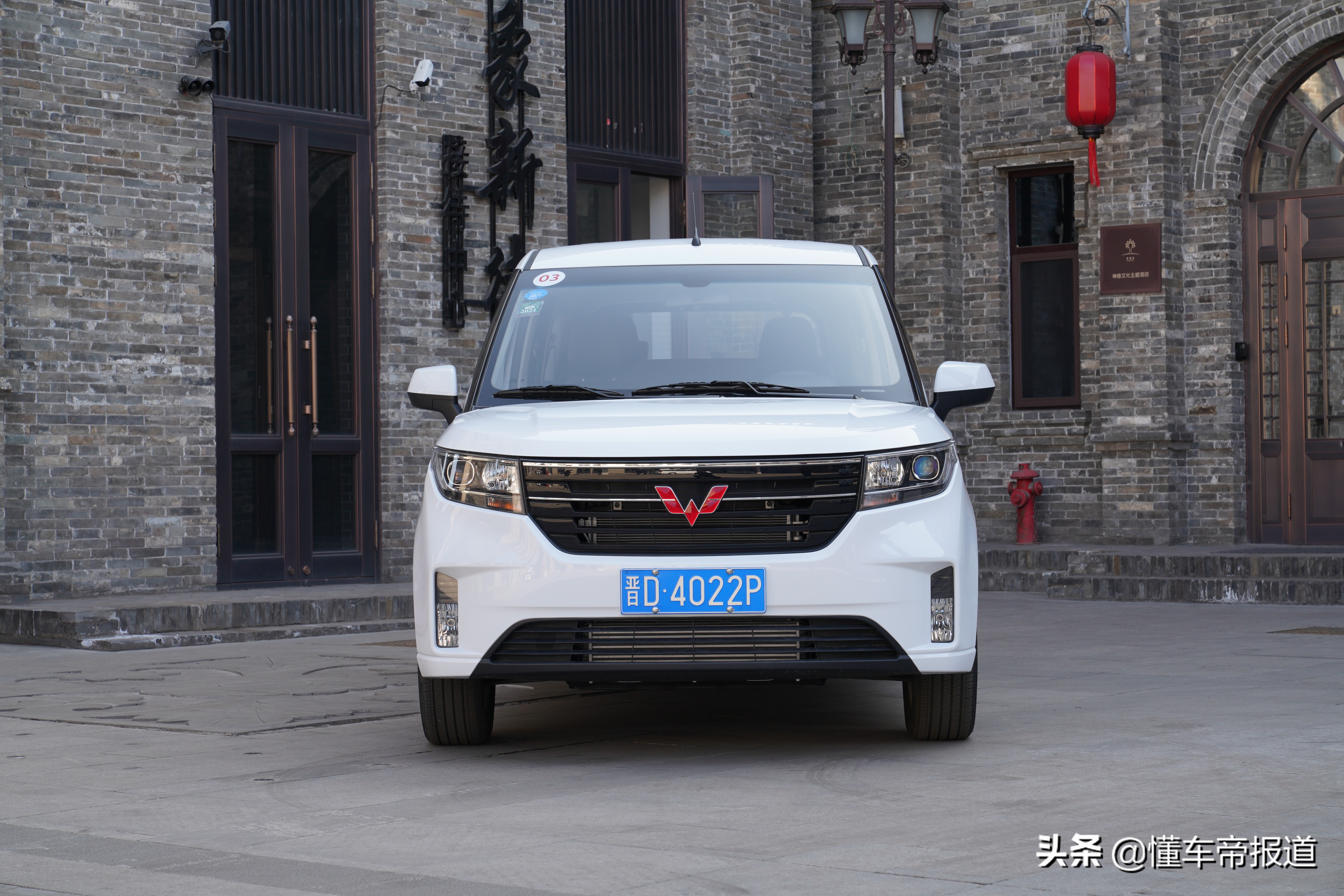 以后拉货全靠它，周末出行都装下！道路试驾五菱宏光PLUS