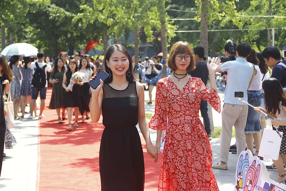 天津两所大学化身“宫斗姐妹花”，为博得考生欢心，神操作频出