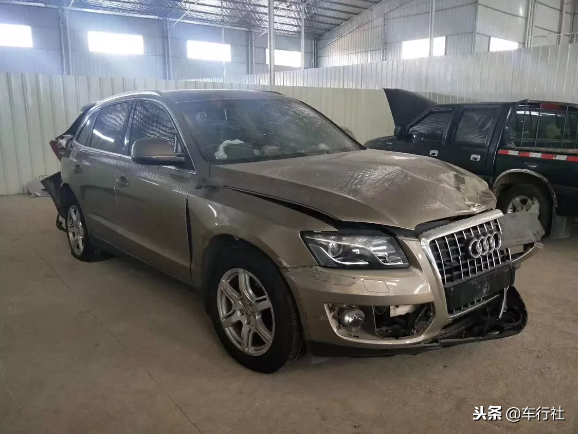 奥迪配件很贵吗,撞成这样的老Q5修起来多少钱?修和拆哪个划算
