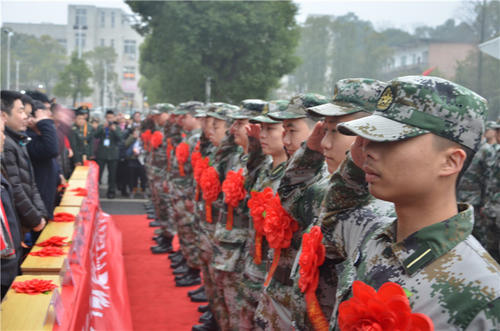 大学毕业参军的利弊（大专期间去当兵好）