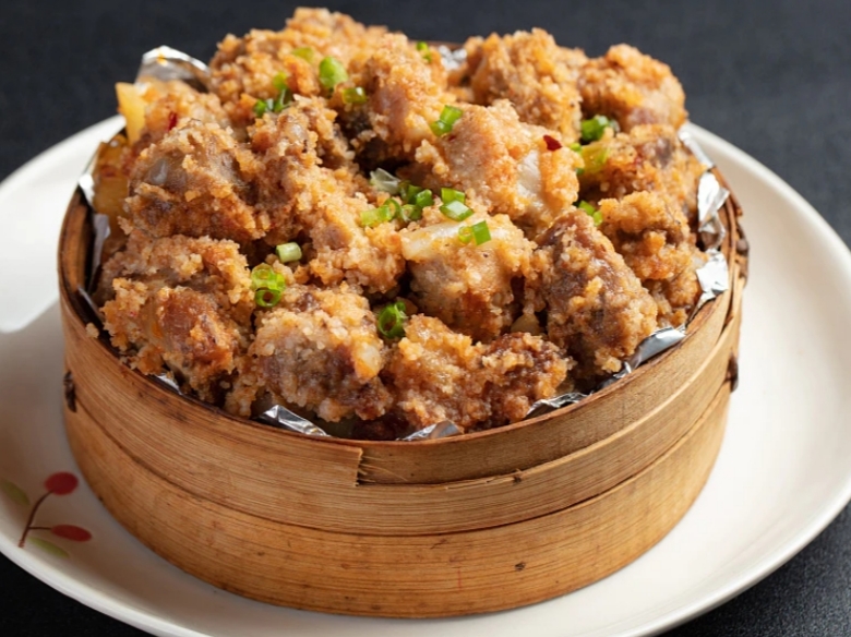 蒸排骨和蒸肉是川菜的特色之一.主要原料是蒸猪肉米线.