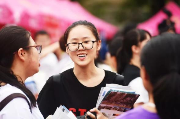 我国很豪华的几所大学宿舍，海景房配落地窗，很多学生都不想毕业