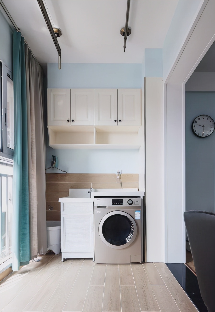 可以在阳台上安装一个具有一定遮阳效果的窗帘,还可以给洗衣机准备一