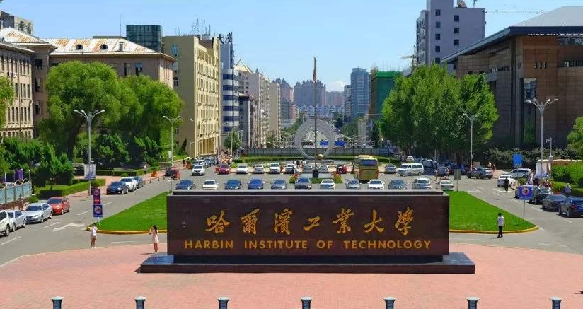 哈工大宿舍挥汗如雨，众多学生行政楼前打地铺，学校被吐槽上热搜