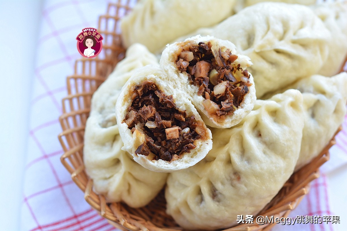全家老少都爱的酱肉包子，酱香浓郁又暄软，左右手各2个吃撑了