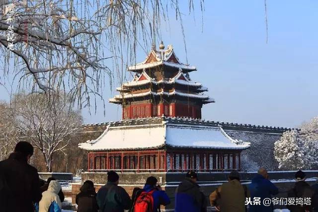 红墙，白雪，琉璃瓦，大雪压青松