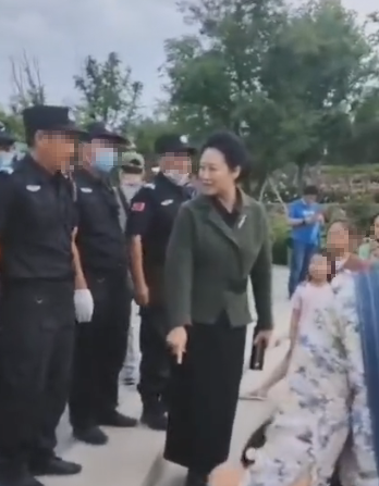 王丽云在10元理发店做头发？墙纸发黄窗户破碎，自降身价跑商演