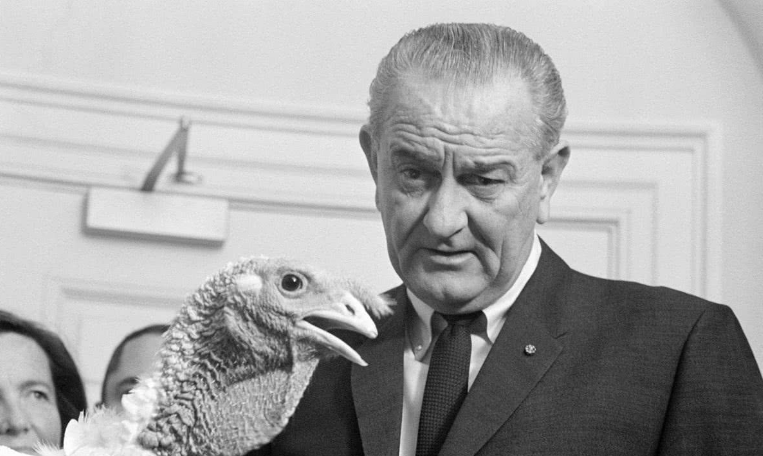 68年朝鲜扣押美国间谍船，美百架战机进逼，三大问题让其不敢动手