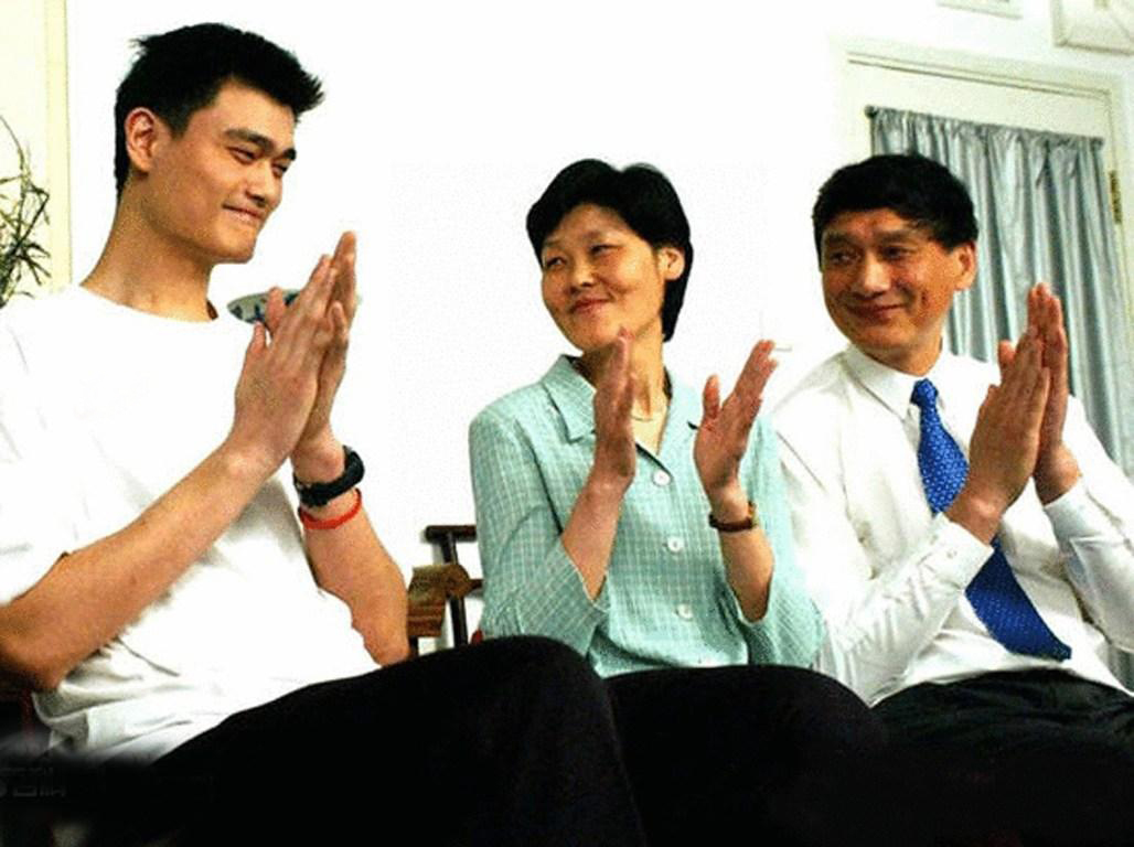 姚明8岁左耳失聪，父母让他练篮球的初衷让人心酸