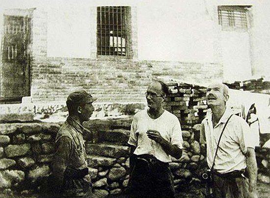 1938年毛主席接见白求恩，随后白求恩在日记中写下：这是一个巨人