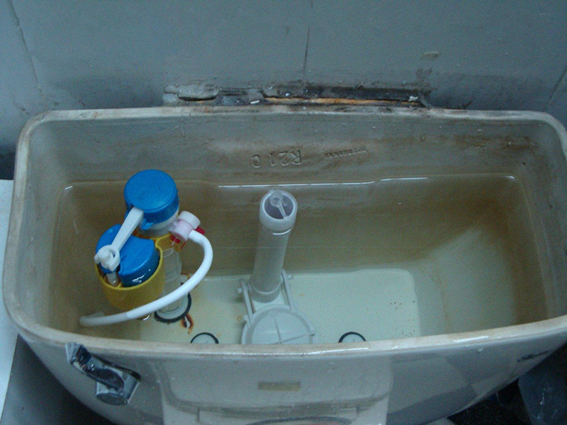 为什么马桶水箱水满了还在加水?听维修师傅一说,才知原因出在哪