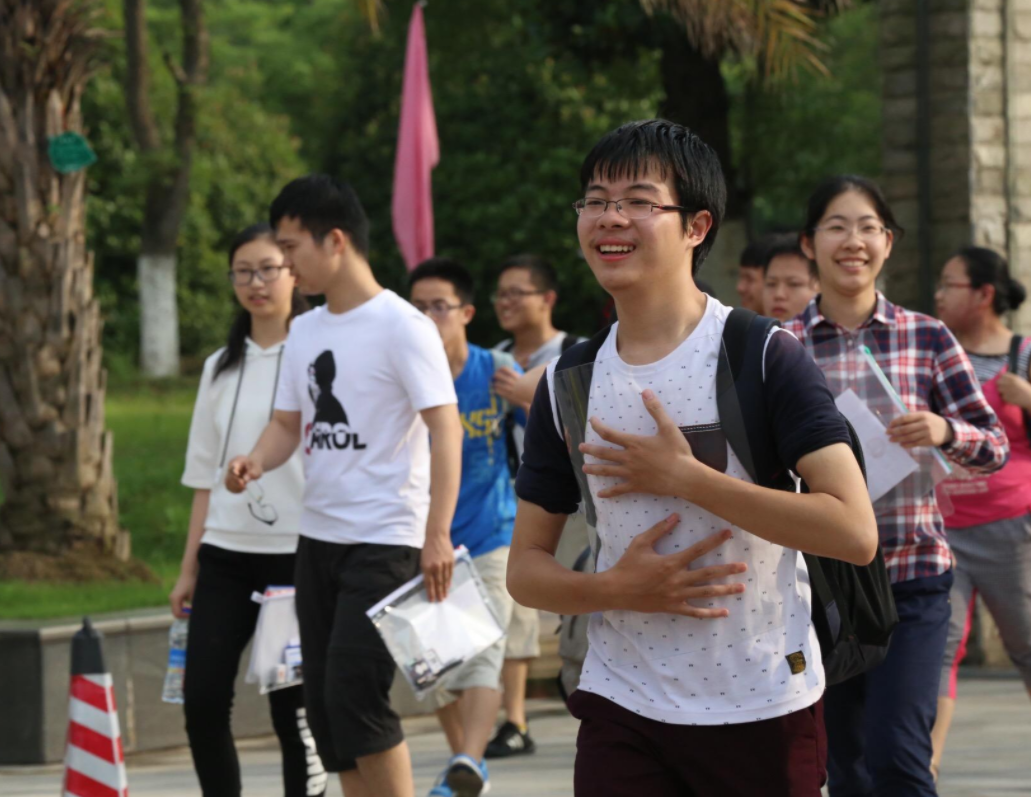 为什么高考时尽量别穿校服，过来人做出解答，学习好的更需避免