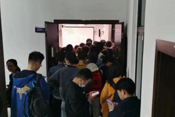 武大沉浸式恋爱课刷屏，教室内人满为患，学生在教室外爬窗听课
