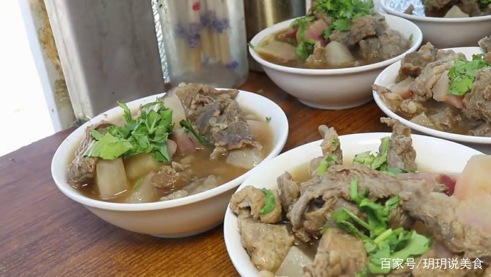 哈尔滨夫妻在大巴车上卖小吃，16元一人开宾利的也来吃，日入7千