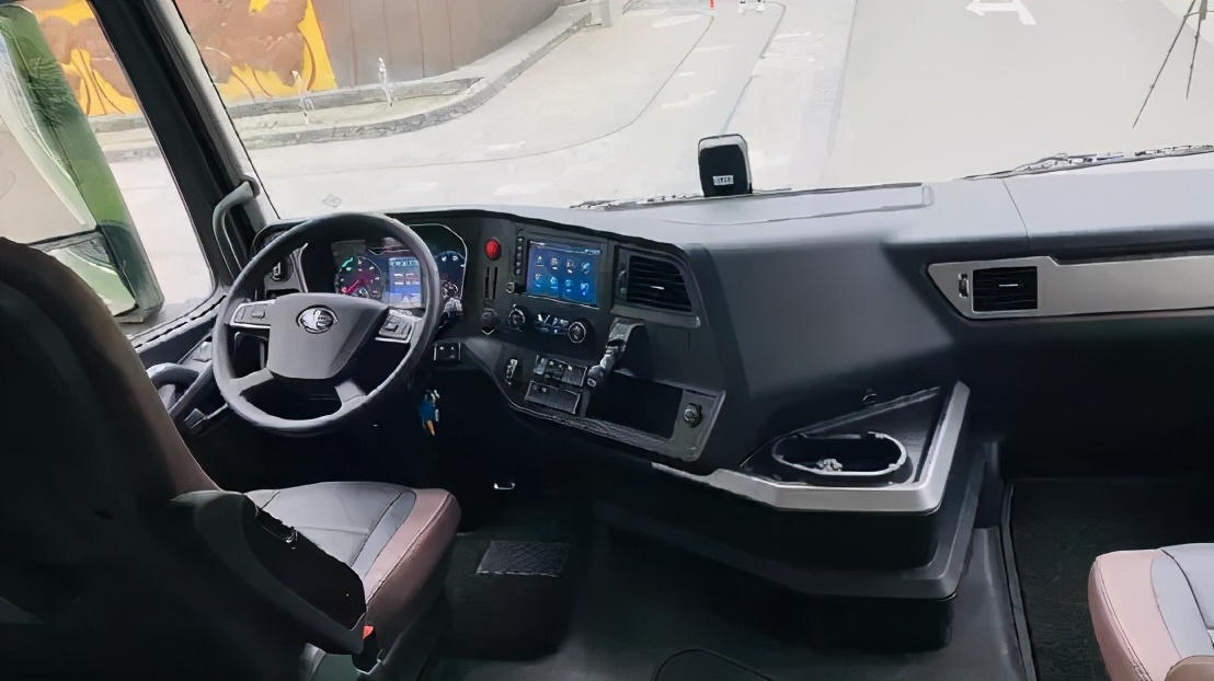 一汽解放j7 8×4载货车来了!售价40多万!是要成为绿通霸主吗?