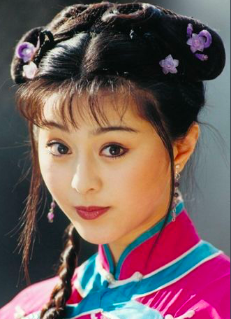 范冰冰最开始拍《还珠格格》的时候,就开始扎马尾辫了,那时候的范冰冰