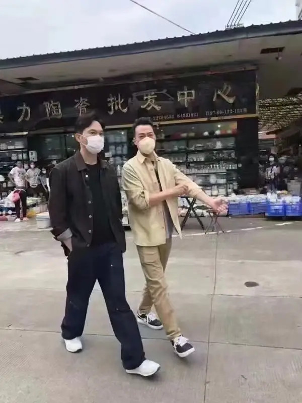 袁咏仪逛街被偶遇，买完包不忘给老公张智霖买衣服，好甜蜜