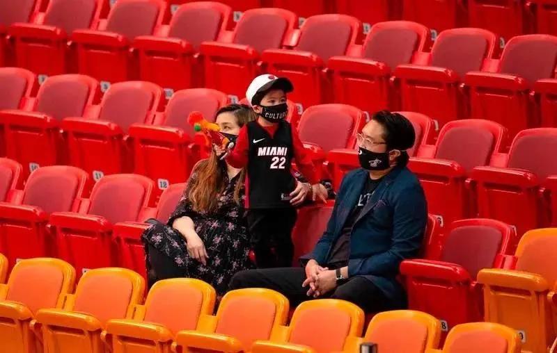 nba为什么还能现场看球(NBA允许观众现场看球，防疫怎么做？热火：神犬报道！)