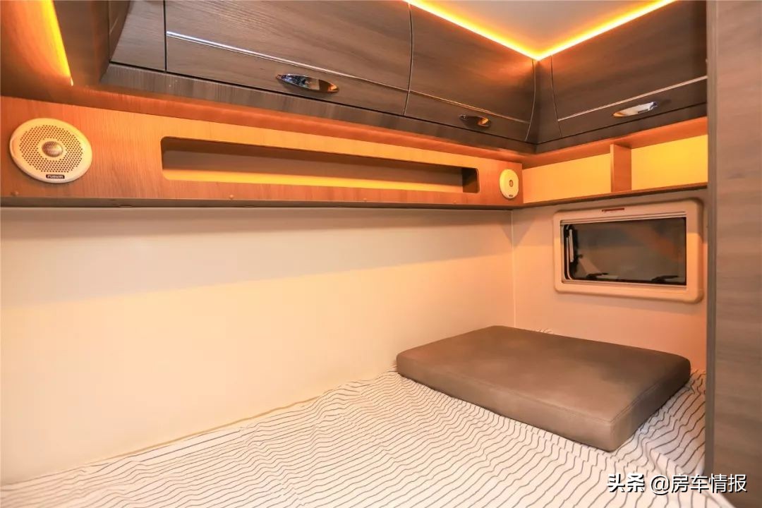 新发布的两款依维柯房车，预计40多万，4座6座两布局你更喜欢谁？
