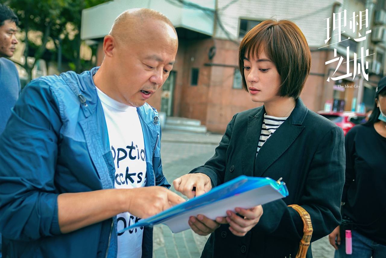 冯小刚怎么也没想到，当初嫌弃“秀恩爱”的邓超，如今却高攀不上