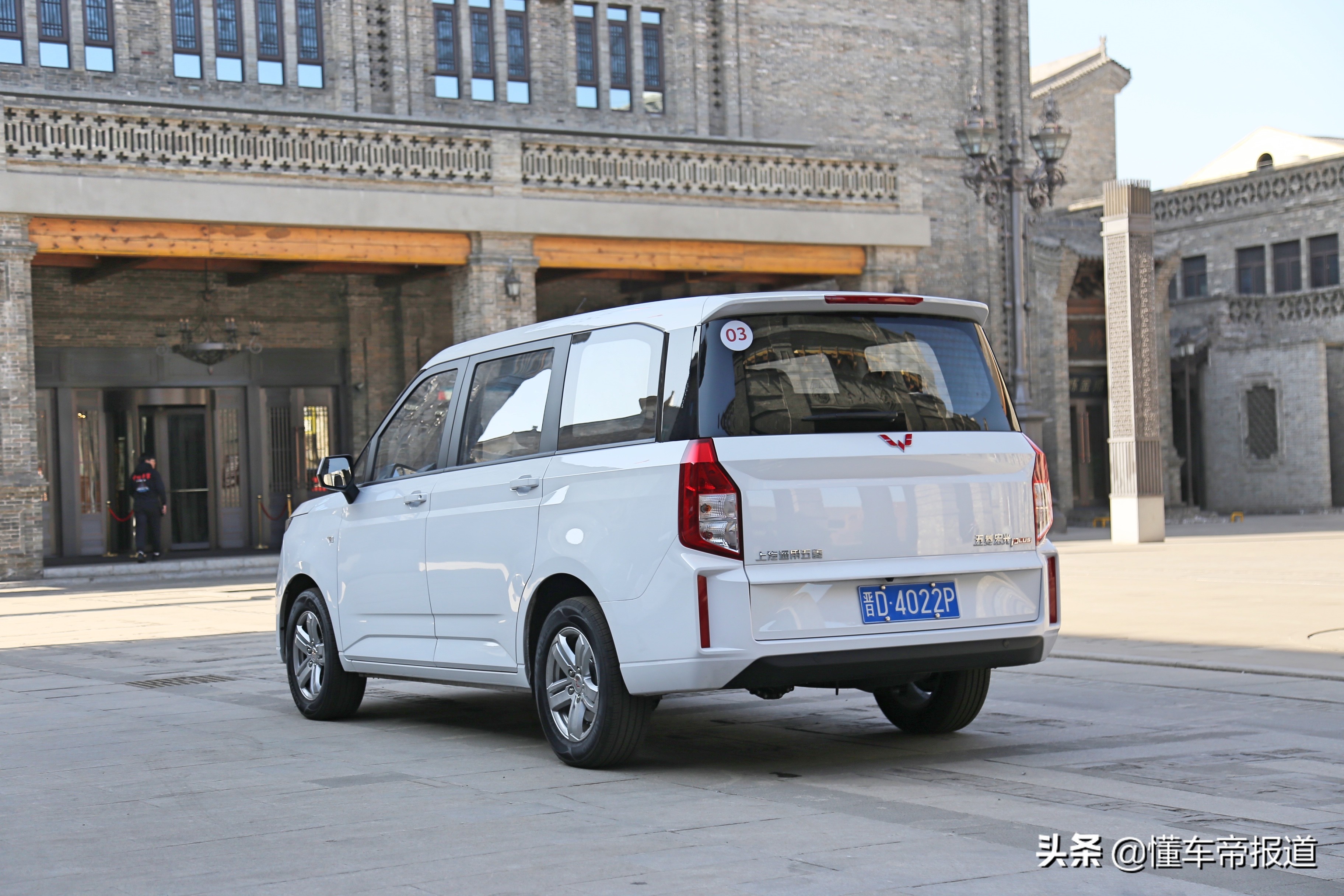 以后拉货全靠它，周末出行都装下！道路试驾五菱宏光PLUS