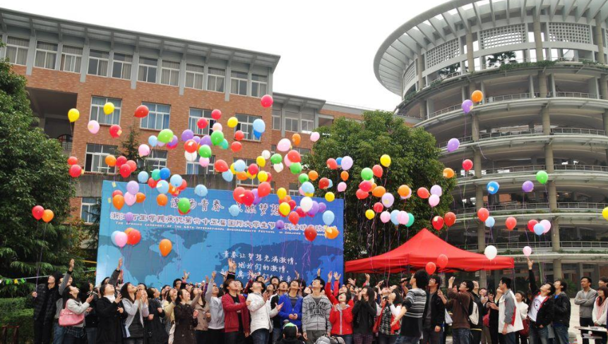 大学社团（刚上大学要不要报社团）