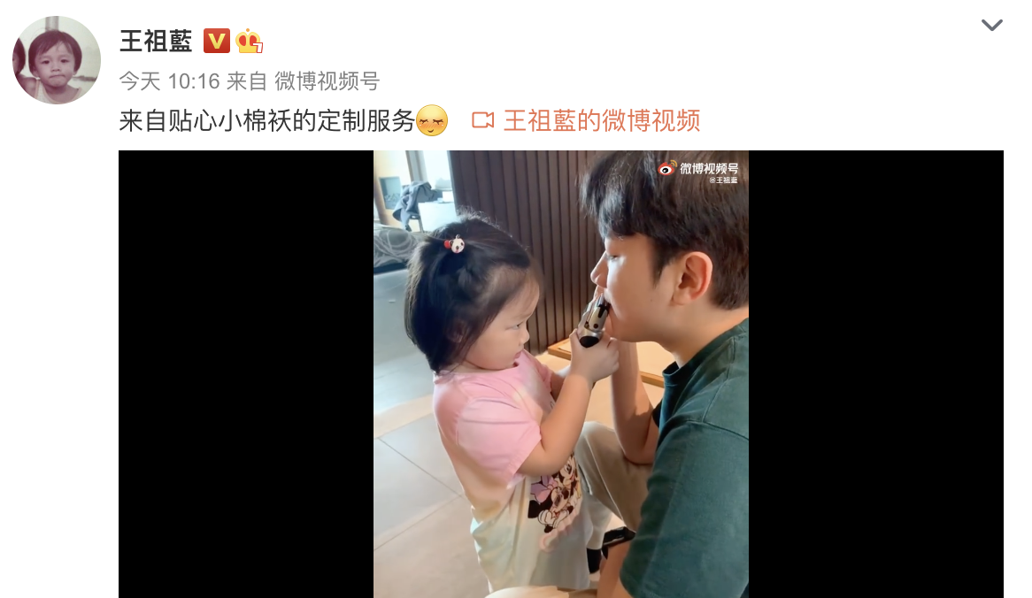 王祖蓝晒女儿帮剃胡须，Gabby却分心对镜摆拍，古灵精怪像爸爸