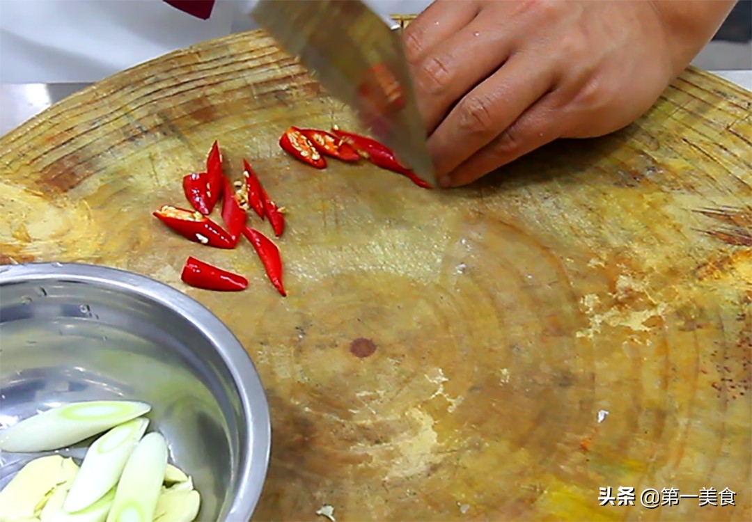 长豆角怎么炒好吃（分享一道美极长豆角的家常做法）