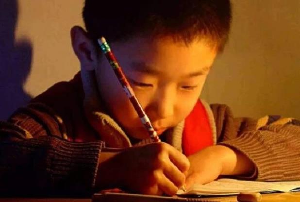 “家长不能什么都给孩子看”，小学生作文叫老师脸红，叫家长尴尬