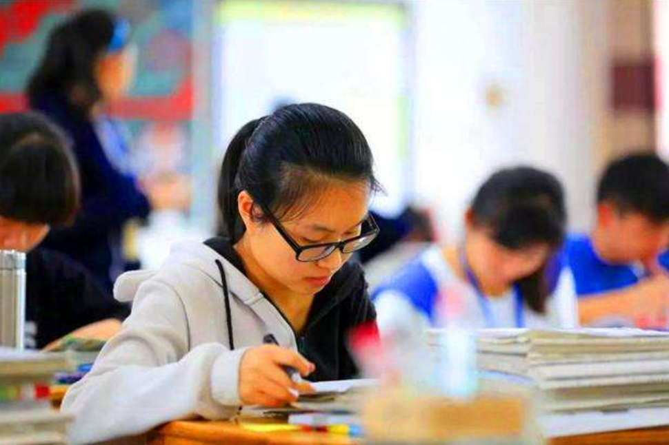 大学挂科什么意思（大学里挂科严重的3个后果）