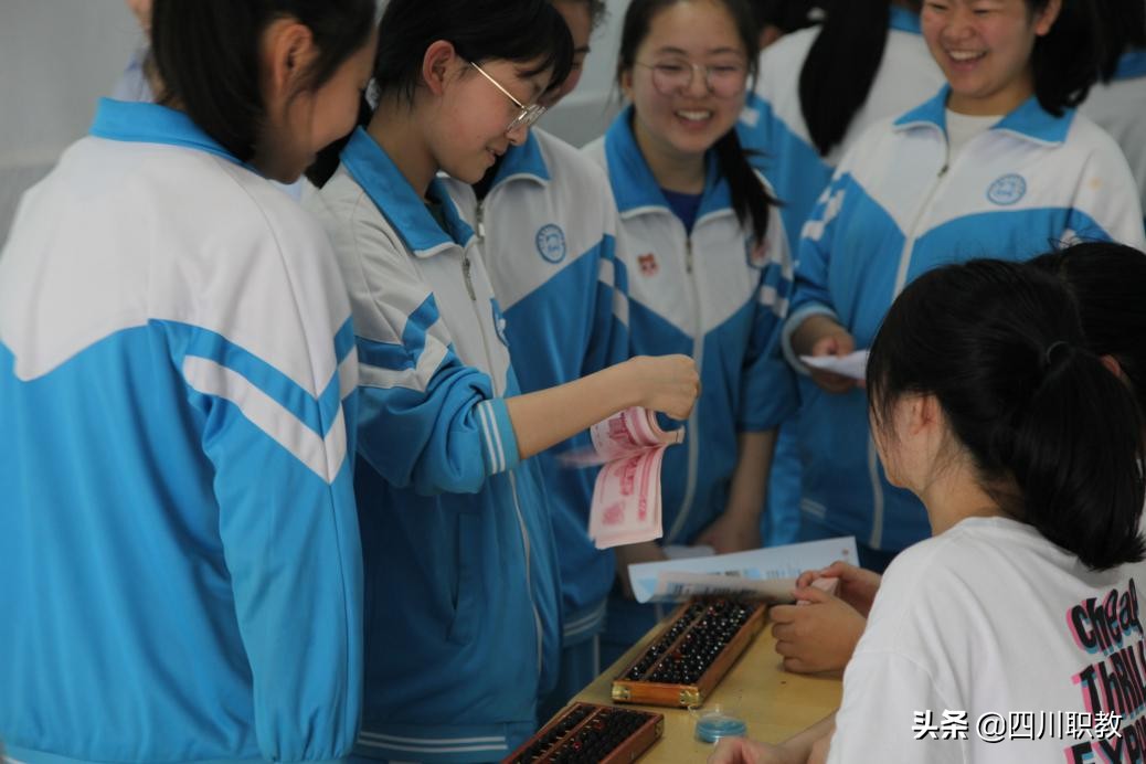 上千初中生围观！成都市温江区职教活动月社会开放日活动成功举行