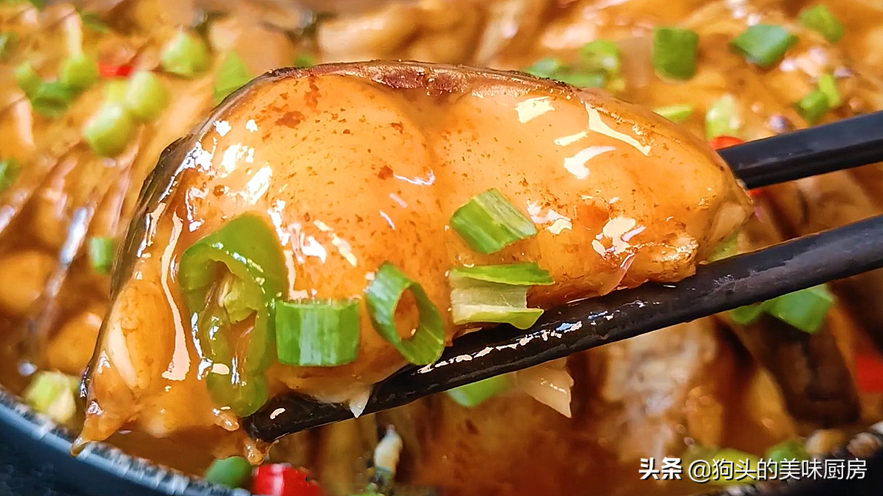 把一条鱼放进电饭锅里，不加一滴水，出锅太香了，肉嫩味道香