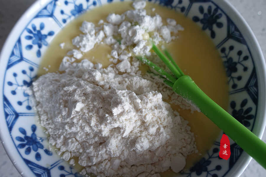 鸡蛋糕金黄诱人色泽漂亮，口感细腻柔滑，当早餐大受家人的喜爱