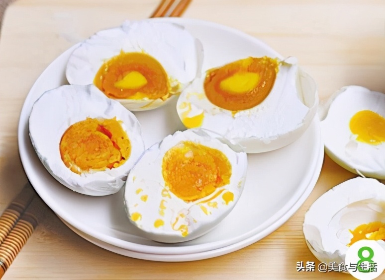 家庭腌制咸鸭蛋的做法(教你在家腌制咸鸭蛋，只需盐和白酒，蛋黄个个流油，一学就会)