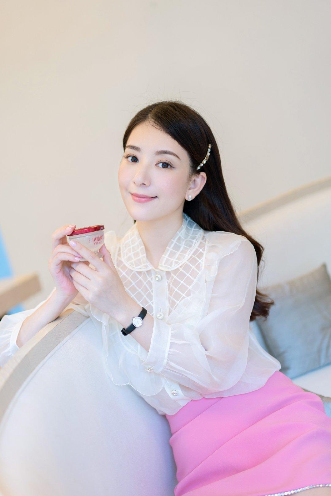 郭富城带小娇妻方媛秀恩爱,男的一身黑像青年,女的黑白配像少女