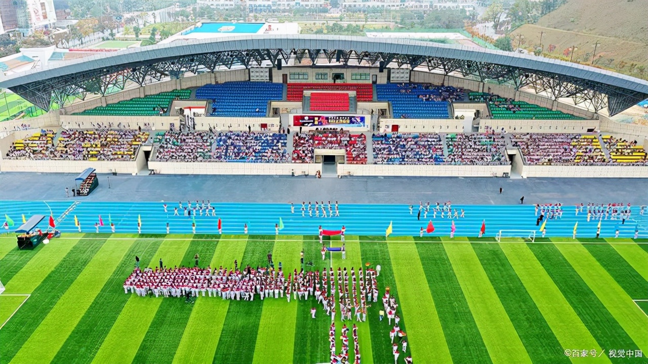 广州一高校惊现“黑丝运动媛”，大学穿衣自由，但公众场合要得体