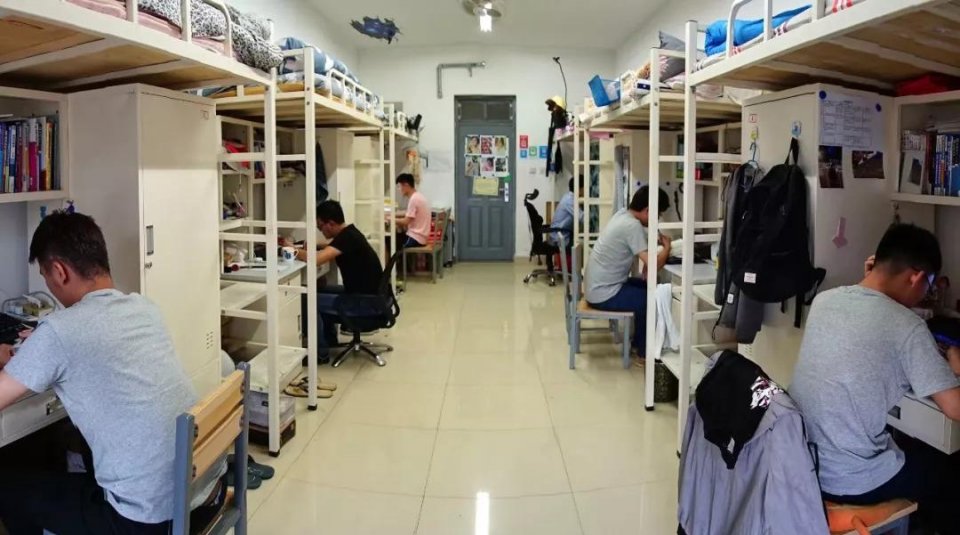 越来越多的大学生校外租房，背后原因很无奈，学姐善意直言