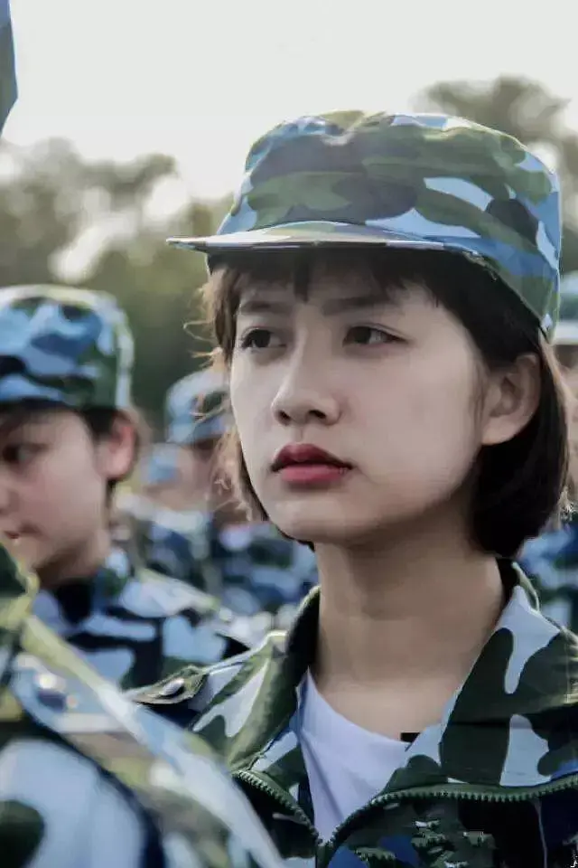 进娱乐圈的10位网红,有人演8部女主不火,有人身份横跨演员歌手