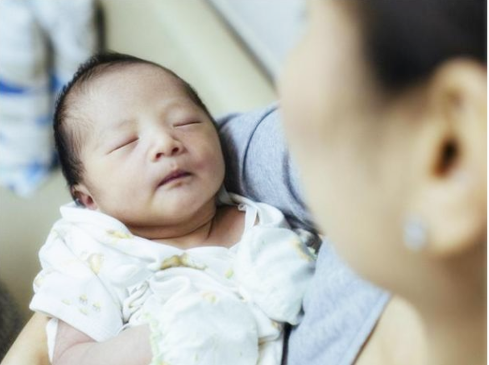 为啥宝宝会吃母乳就睡，放下来一会儿就醒？宝宝的需求妈妈要了解
