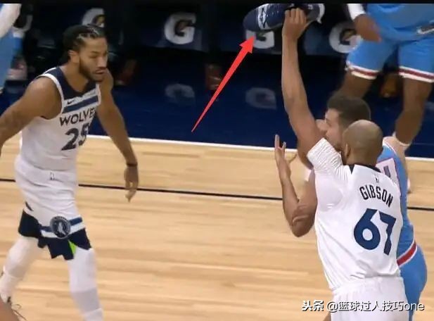 nba为什么会掉鞋子(比赛时鞋掉了怎么办？吉布森诠释真正的“鞋防”，杜兰特光脚盖帽)